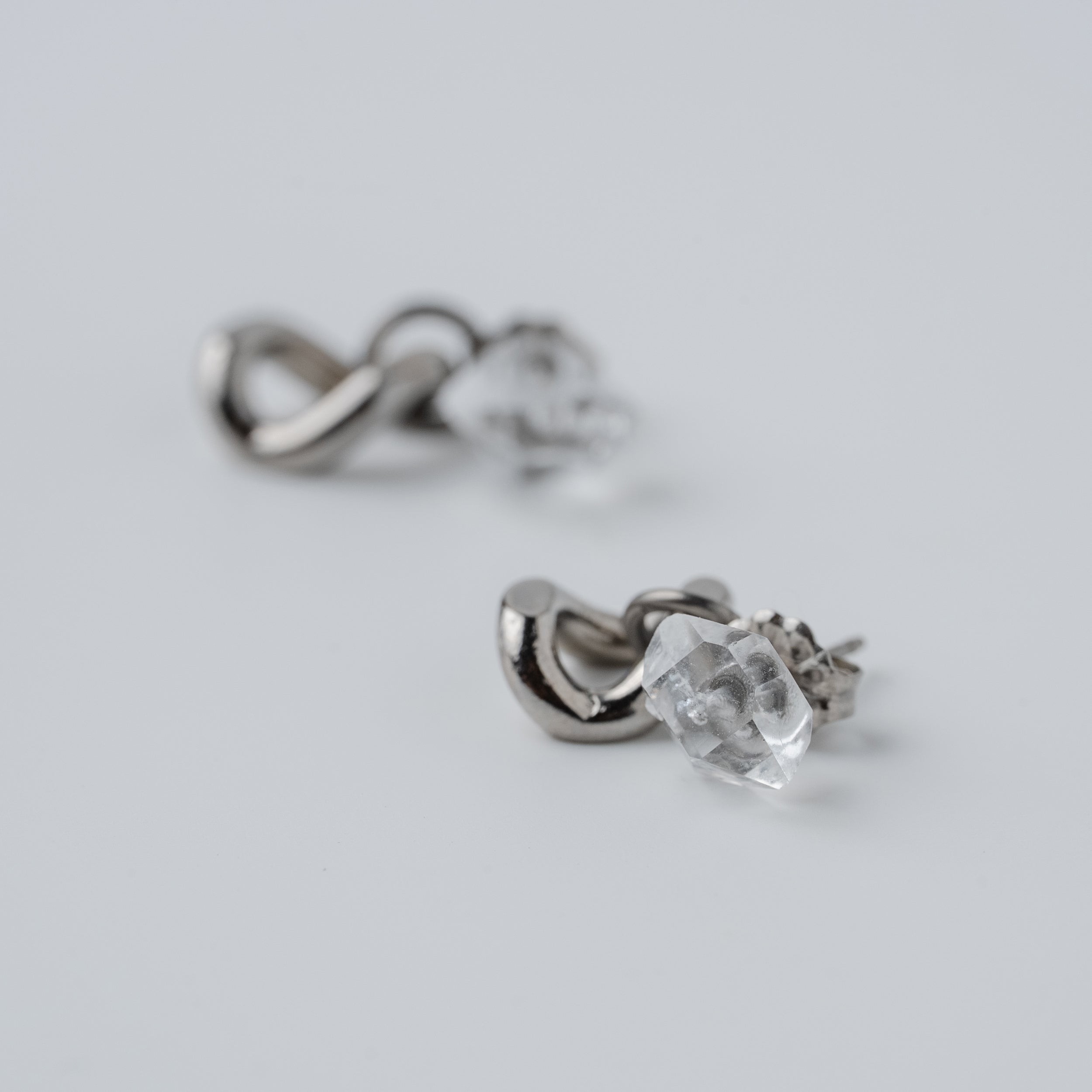 Glint Titanium ハーキマーダイヤモンドチェーンピアス