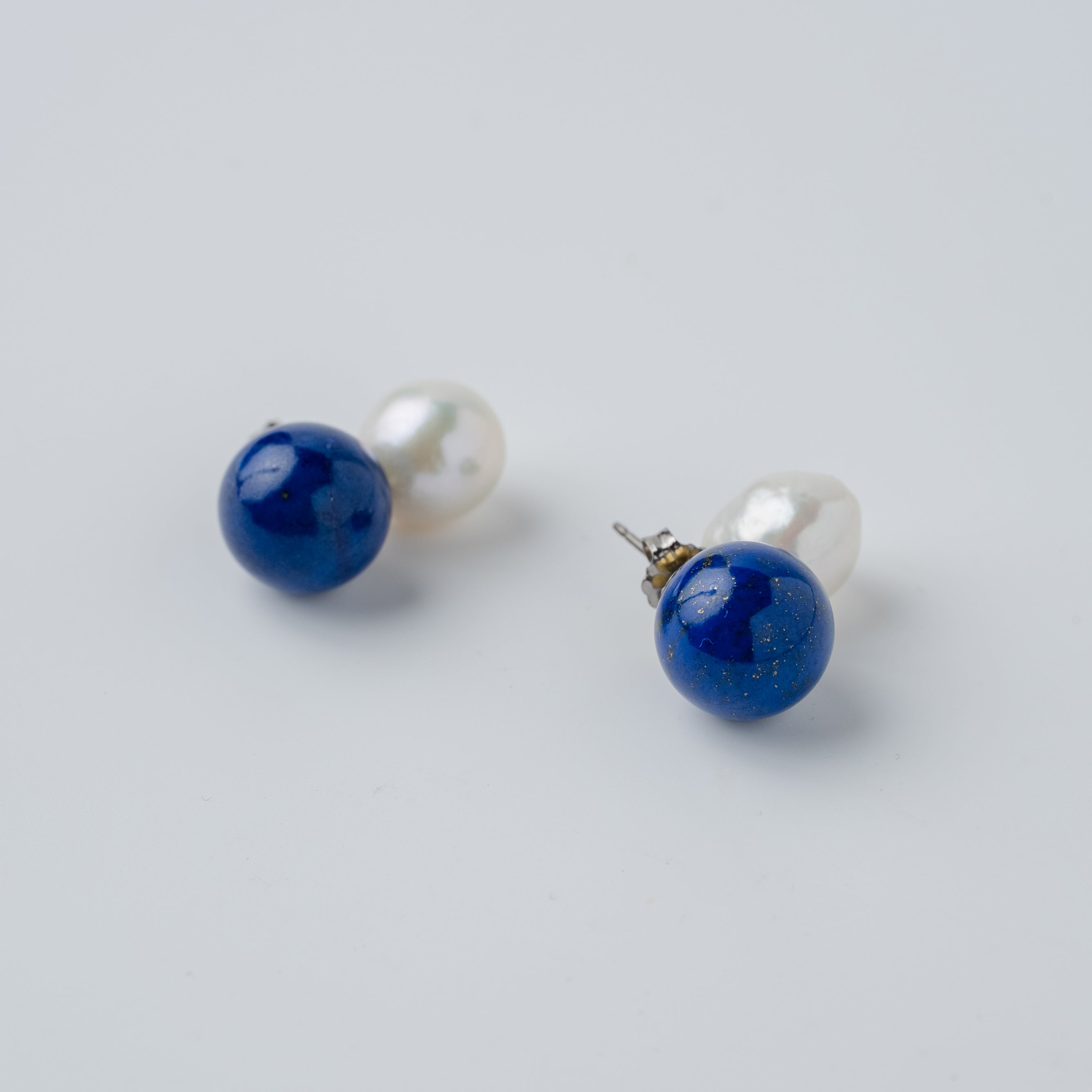 ラピスラズリと淡水パールのシャンデリアピアス Moonrise Titanium ラピスラズリ＆バロックパールピアス